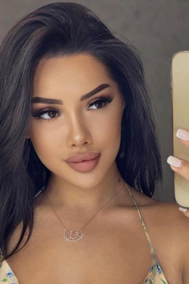Stunning brunette with full lips in a selfie shot