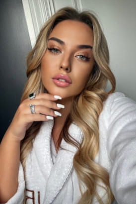 Very pretty green eyed escort taking a selfie