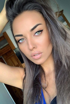 Very pretty green eyed escort taking a selfie